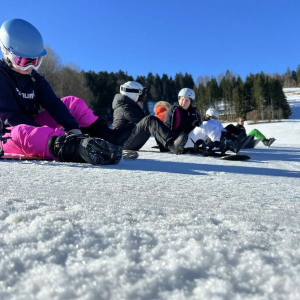 Sonne-Schnee-Snowboards-Schlitten-Schlittschuhe-Schwimmen