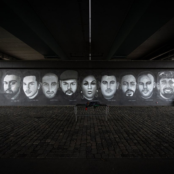 Unter der Friedensbr�cke in Frankfurt erinnert ein 27m langes Gedenk-Graffiti an die Opfer des Anschlags in Hanau. (Copyright Picture-alliance, greatif- Florian Gaul)